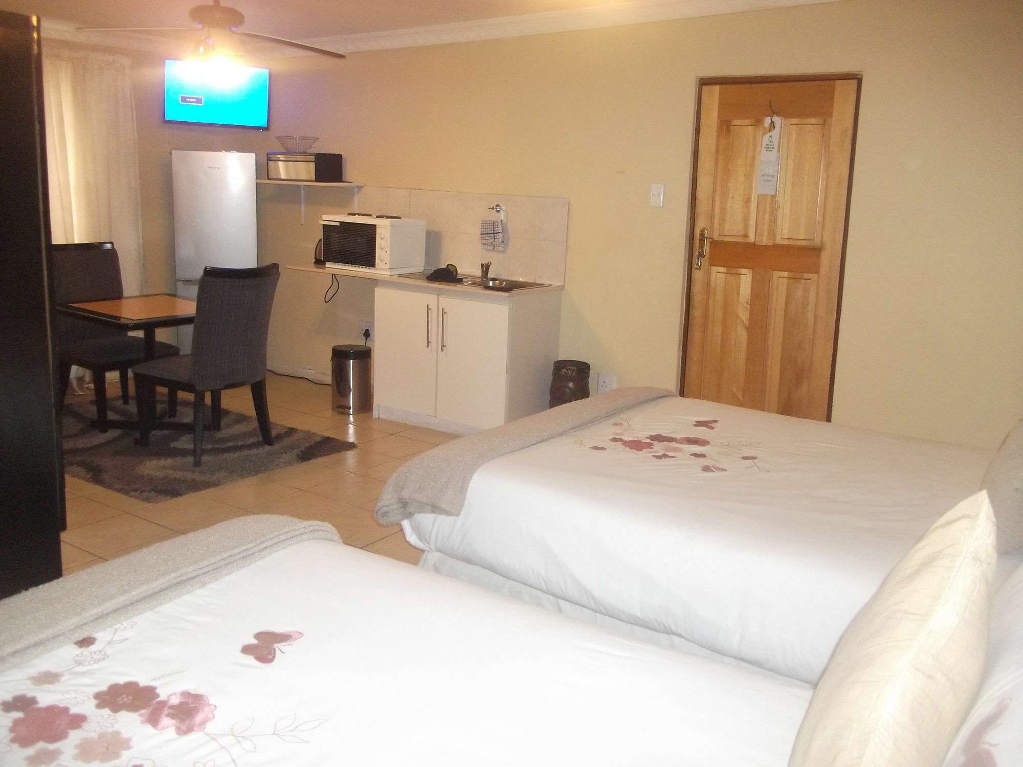 Mbalentle Guesthouse Bishop Lavis Bagian luar foto